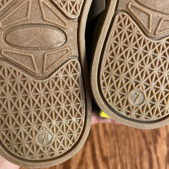 NWT Cat & Jack toddler ankle faux fur lace up booties neon lace up / navy size 7 - Picture 6 of 7